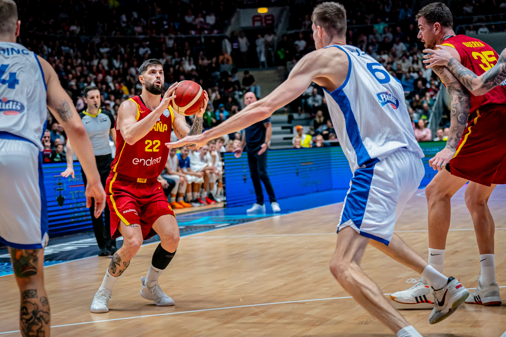 与其在国际 与其在国际